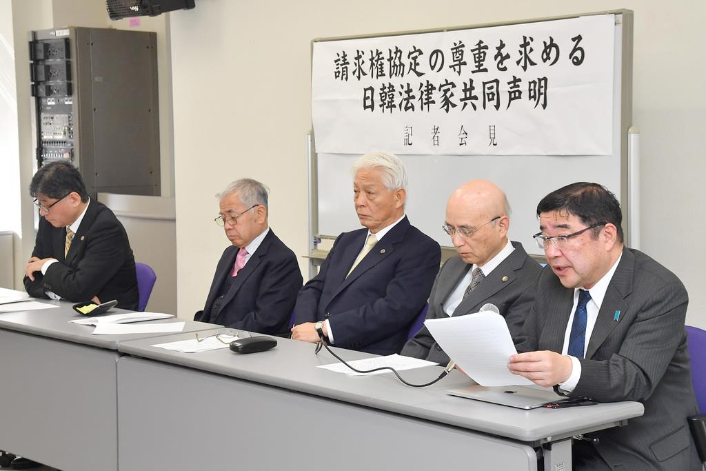 会見する西岡力協力研究者(右)ら=2019年12月23日午前、東京都千代田区(三尾郁恵撮影)