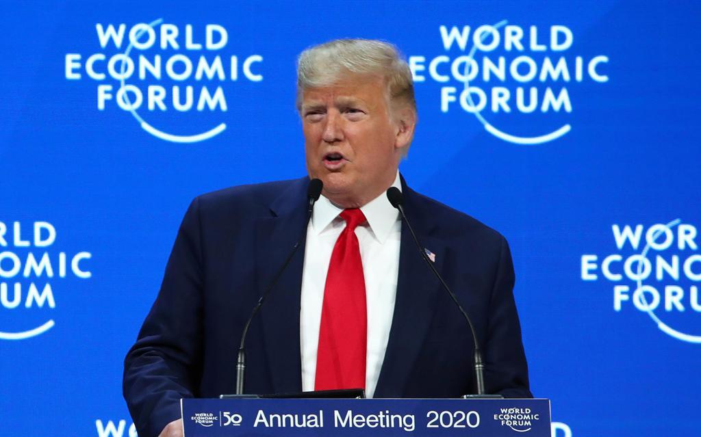 1月21日、スイス・ダボスでの世界経済フォーラム年次総会(ダボス会議)で演説するトランプ米大統領(ロイター)