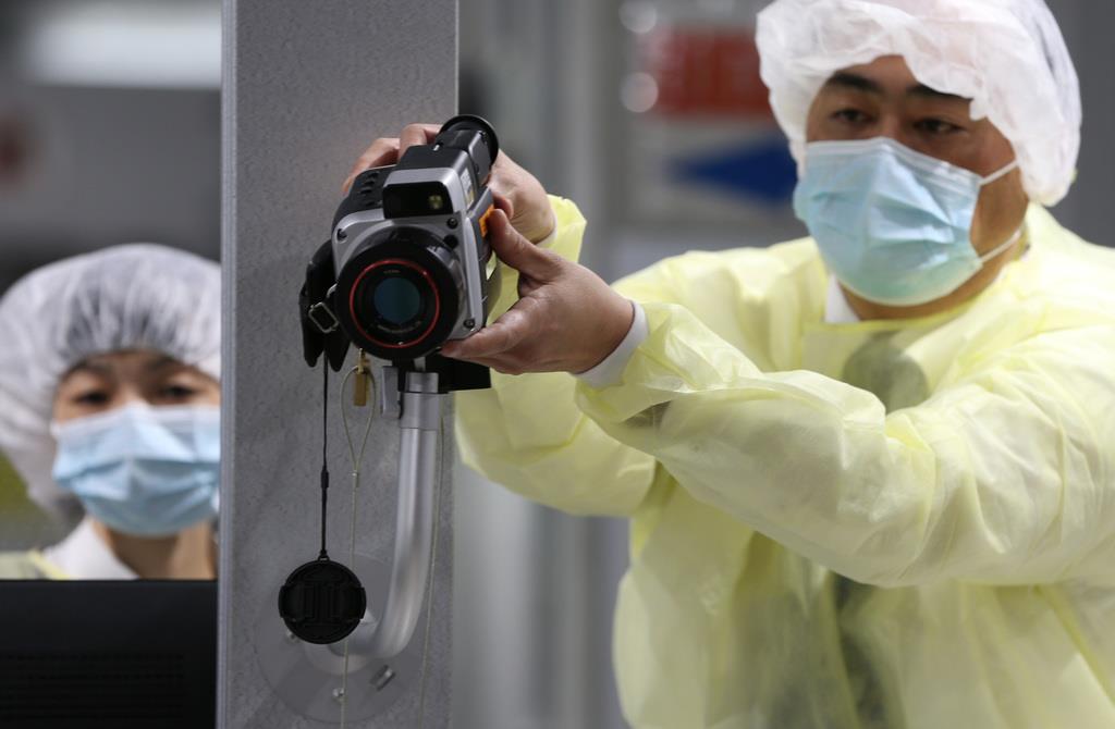 中国と韓国からの入国制限が始まり、成田空港の検疫所では対象の便の到着を前にサーモグラフィーカメラを設置していた=9日午前、成田空港(佐藤徳昭撮影)