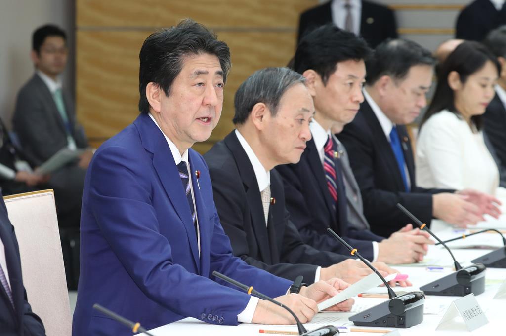 新型コロナウイルス感染症対策本部で発言する安倍晋三首相=10日午後、首相官邸(春名中撮影)