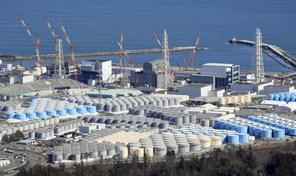 東京電力福島第１原発敷地内に立ち並ぶ処理水などが入ったタンク。奥左から１、２、３、４号機の原子炉建屋＝２月２１日