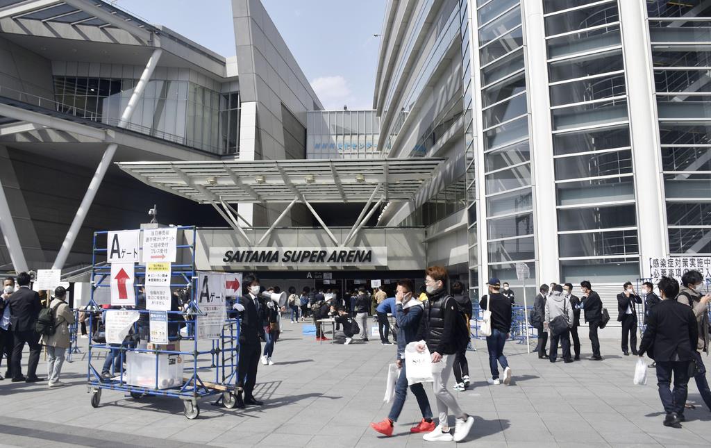 「K-1 WORLD GP」が予定通り行われ、さいたまスーパーアリーナを訪れた人たち=22日午後、さいたま市