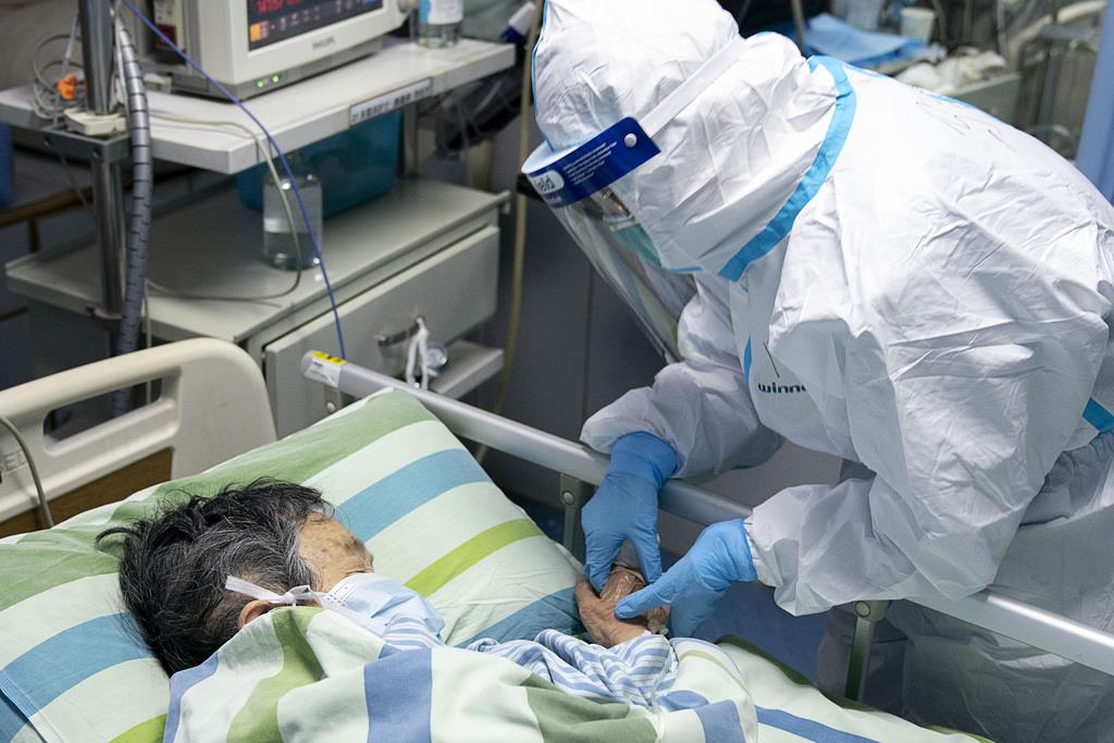 新型コロナウイルス感染者のケアにあたる病院の医療関係者＝１月２４日、中国・武漢（AP）