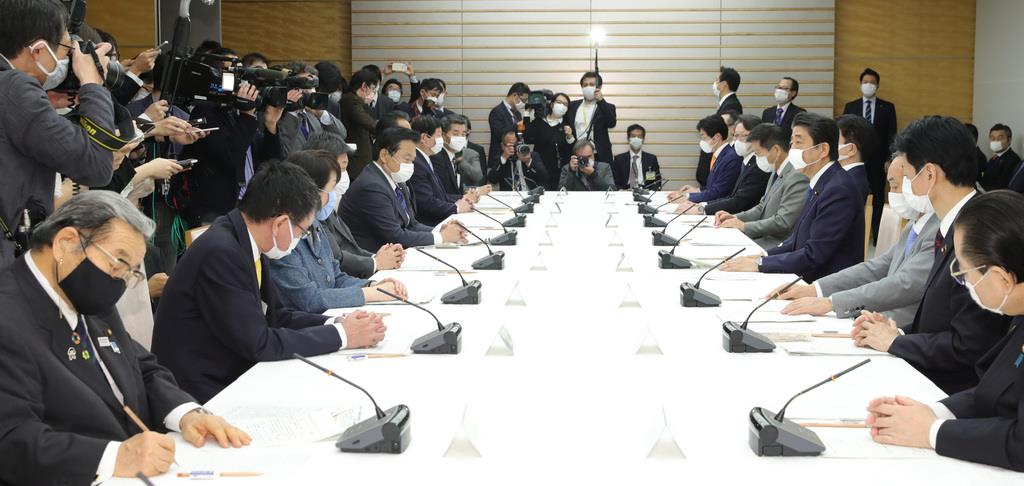 新型コロナウイルス感染症対策本部で7日に緊急事態宣言の発令と緊急経済対策を行うことを表明する安倍晋三首相(右列中央)=6日午後、首相官邸(春名中撮影)