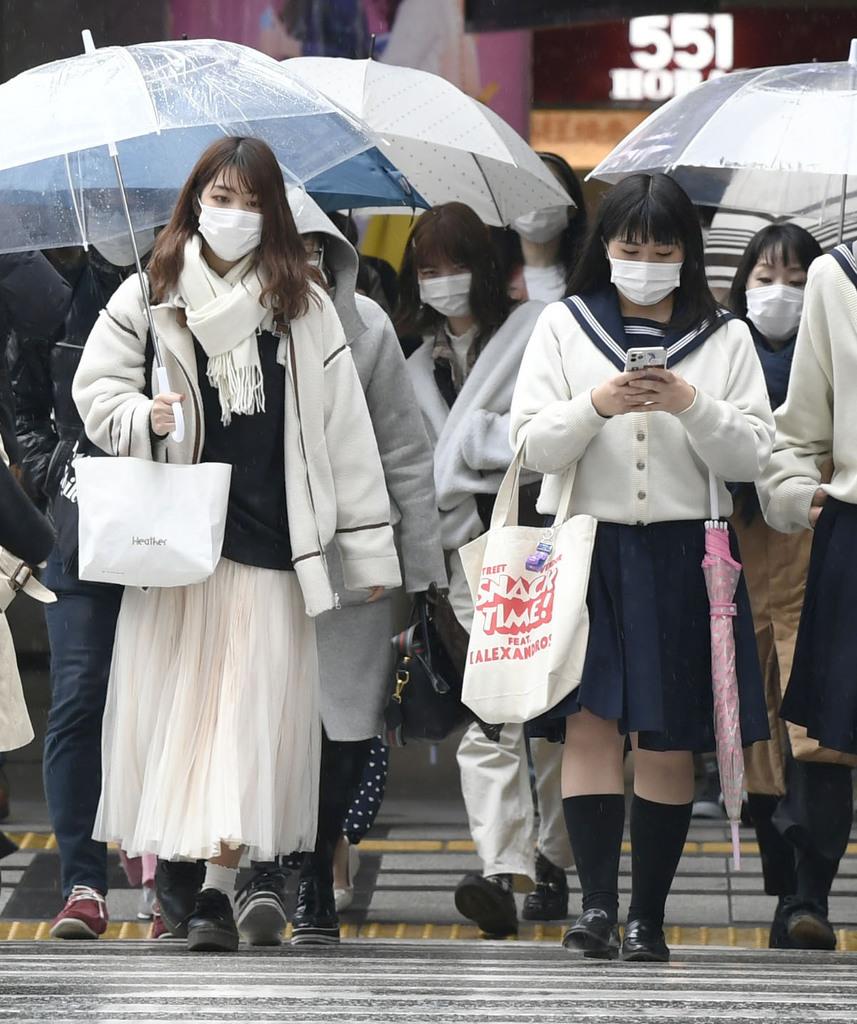 新型コロナウイルスの感染拡大に伴い、マスク姿で通勤・通学するする女性たち=JR大阪駅前