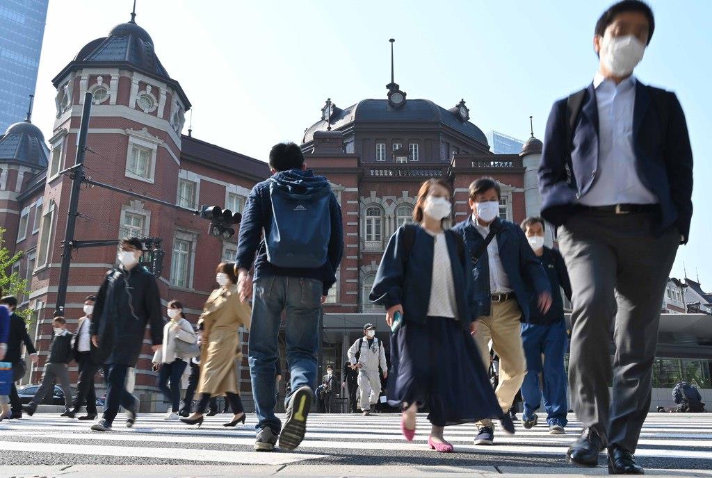 マスク姿で通勤する人々=4月30日午前、東京駅(原田史郎撮影)