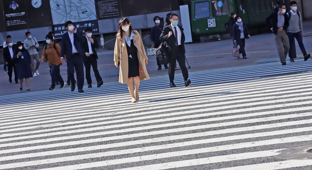 外出自粛要請下のGW(大型連休・ステイホーム週間)が明けた渋谷駅前の出勤風景=7日、東京都渋谷区(鈴木健児撮影)