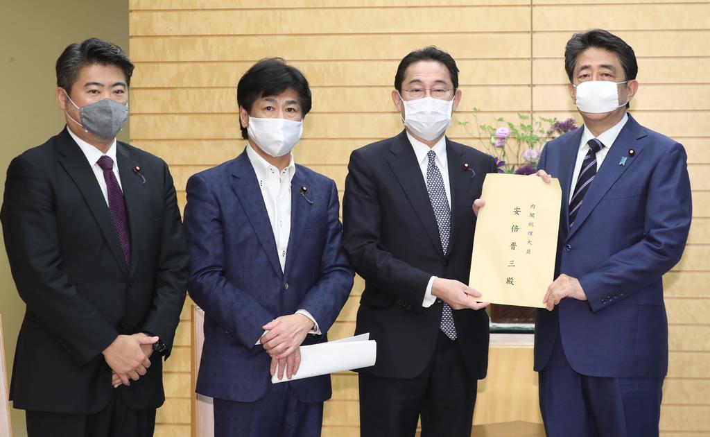 安倍晋三首相(右)へ第二次補正予算の重点項目の申し入れを行う(左から)自民党・木原誠二氏、田村憲久政調会長代理、岸田文雄政調会長=5月21日午後、首相官邸(春名中撮影)
