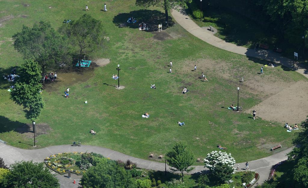 都内の公園で距離をとってくつろいだり、遊んだりする人たち=5月29日午後、東京都港区(鴨川一也撮影)