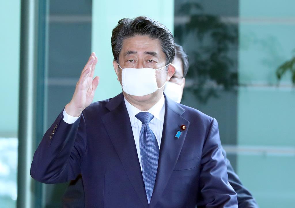 出邸する安倍晋三首相=3日午前、首相官邸(春名中撮影)