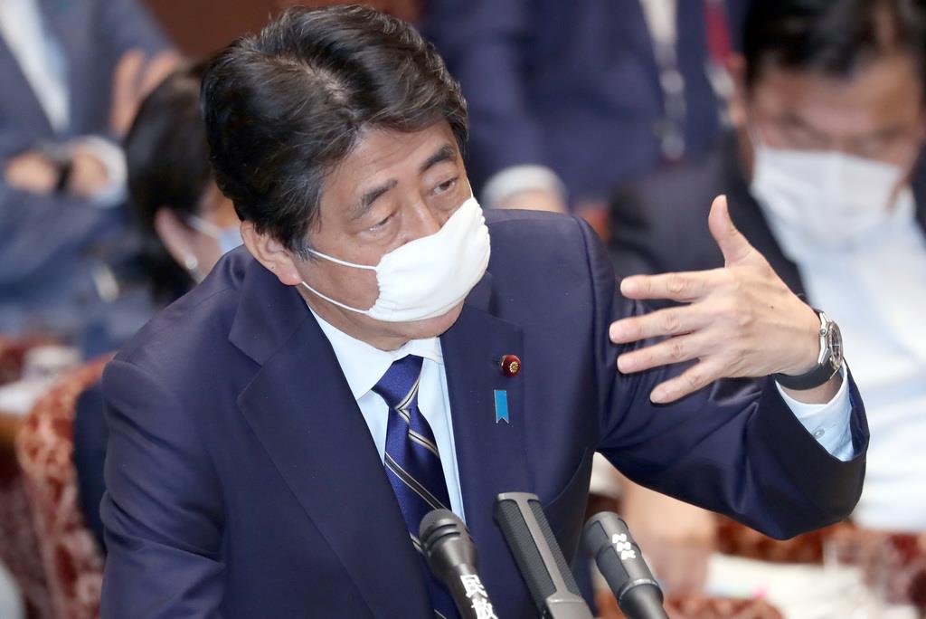 安倍晋三首相は財政危機をどう乗り切るか=6月11日午後、国会・参院第1委員会室(春名中撮影)