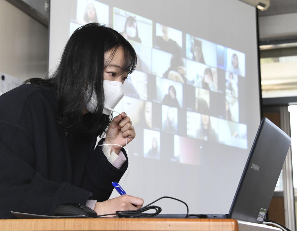 ソウルの女子高でオンライン授業を行う教員=4月9日(共同)
