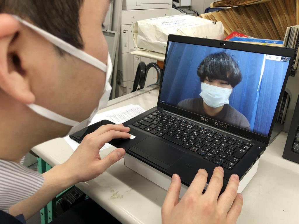 テレワークでビデオ通話する男性