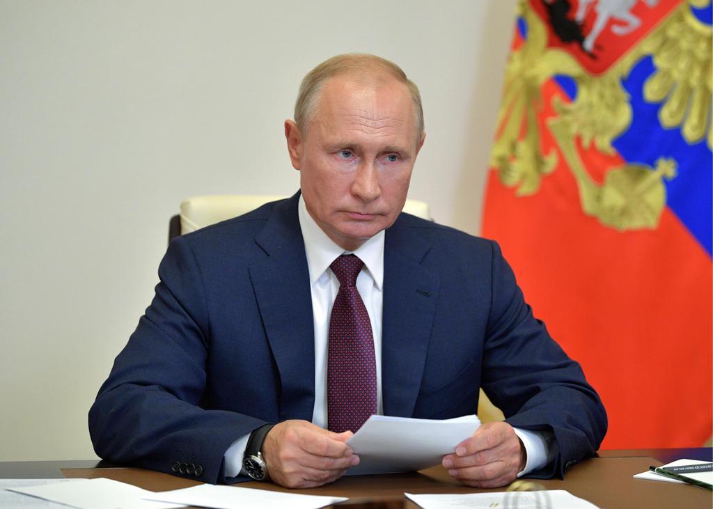 3日、モスクワ郊外の公邸でテレビ会議に出席するロシアのプーチン大統領(ロシア大統領府提供・タス=共同)