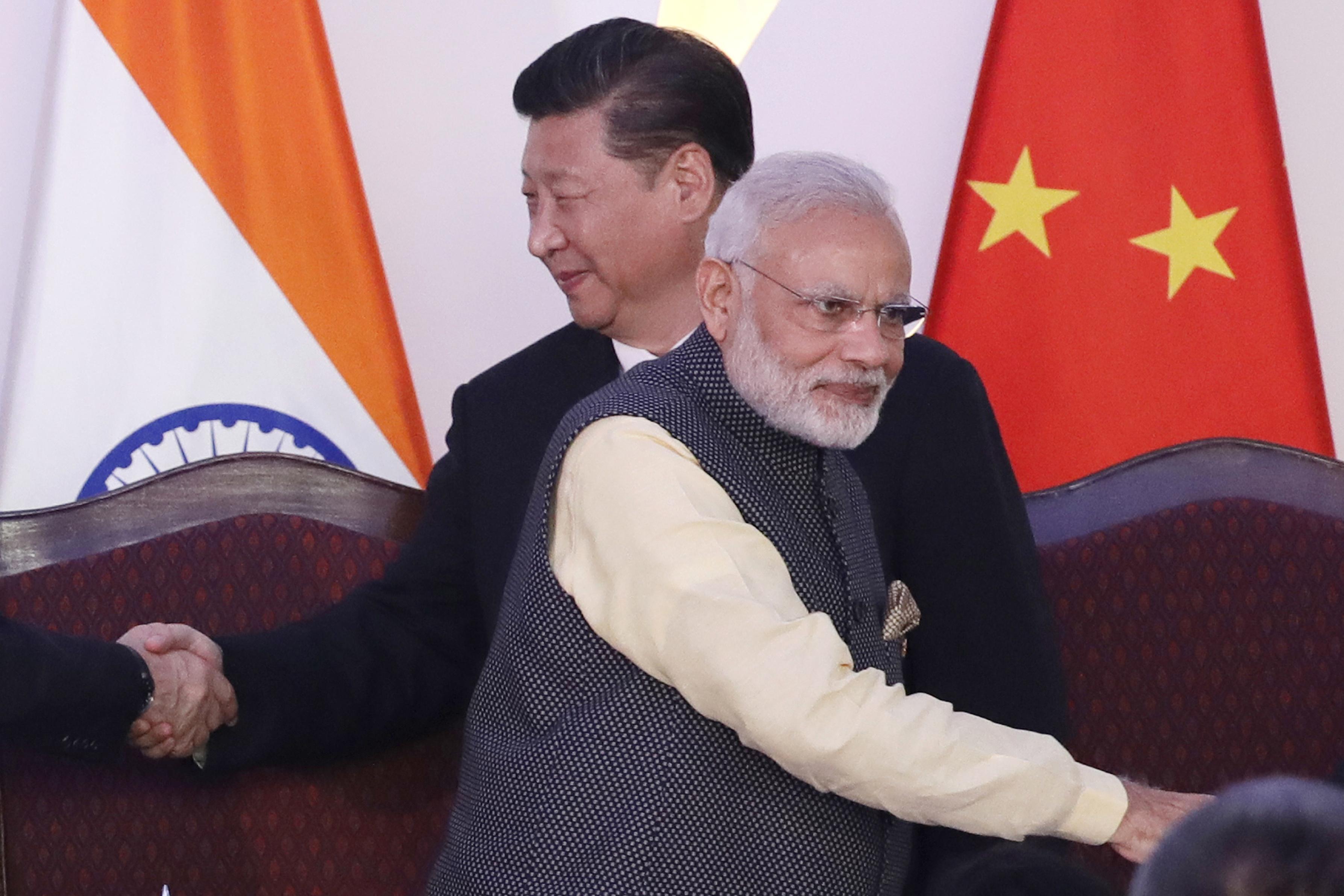 新興５カ国（ＢＲＩＣＳ）首脳会議に出席したインドのモディ首相（手前）と中国の習近平国家主席＝２０１６年１０月１６日、インド・ゴア州（ＡＰ）