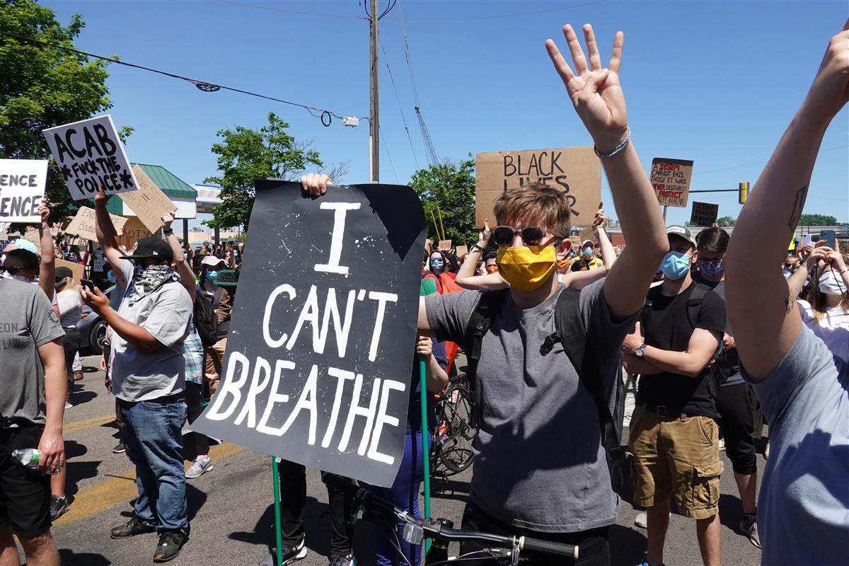 アメリカのミネアポリスで、黒人男性が亡くなったことに抗議するデモの参加者＝５月（ゲッティ＝共同）