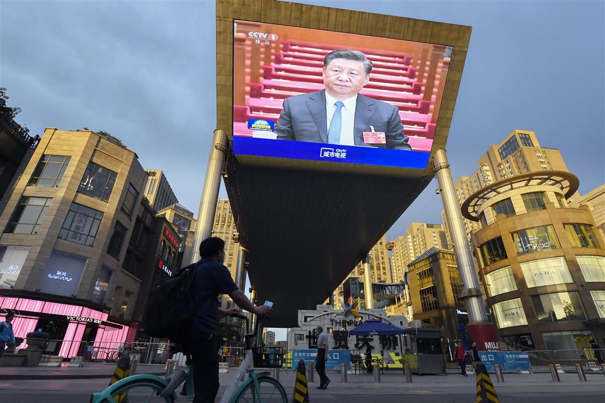 中国の習近平国家主席を映す北京市内の大型ビジョン＝５月（共同）
