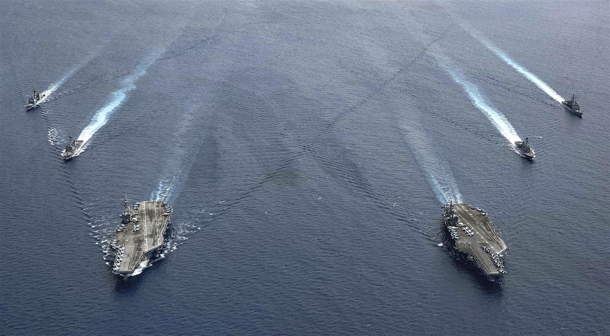 7月に南シナ海で航行の自由作戦を実施した米空母「ロナルド・レーガン」と「ニミッツ」など(米海軍提供・AP)