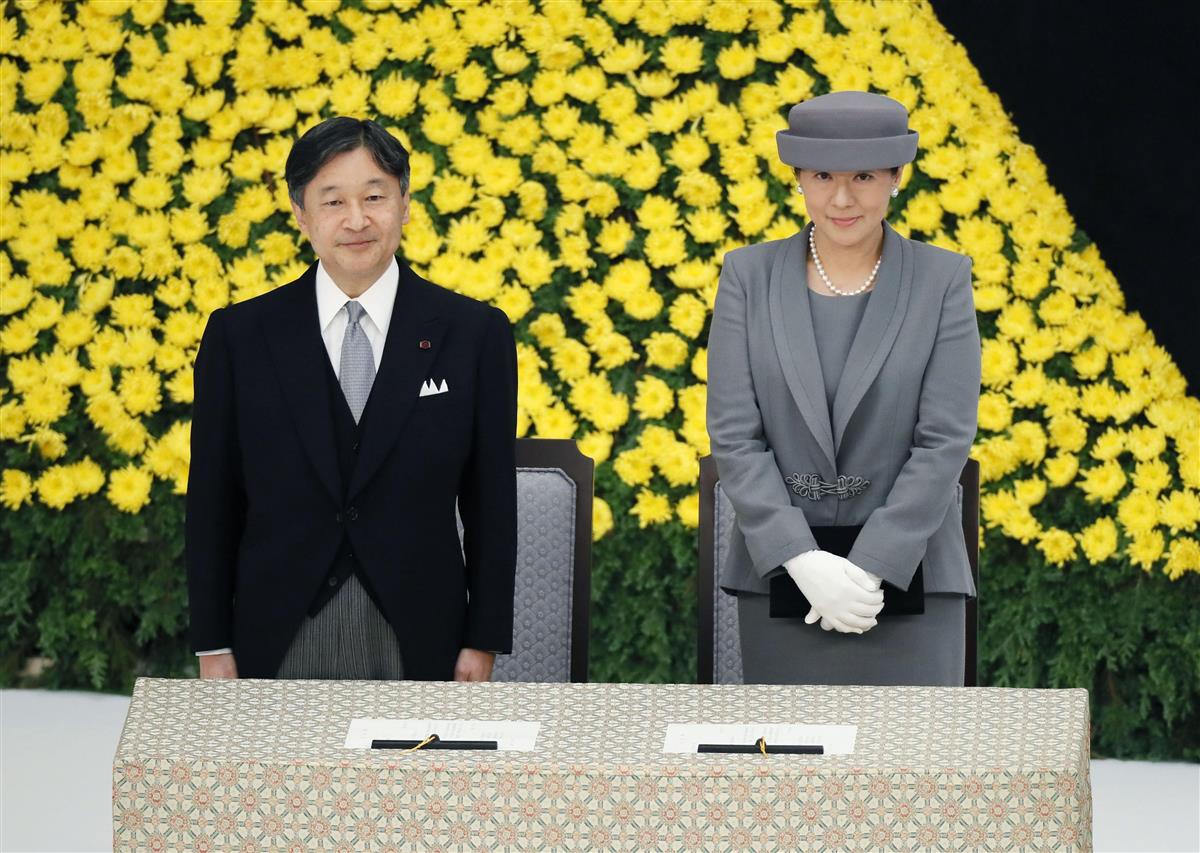 昨年８月１５日の全国戦没者追悼式に参列された天皇、皇后両陛下＝東京・日本武道館