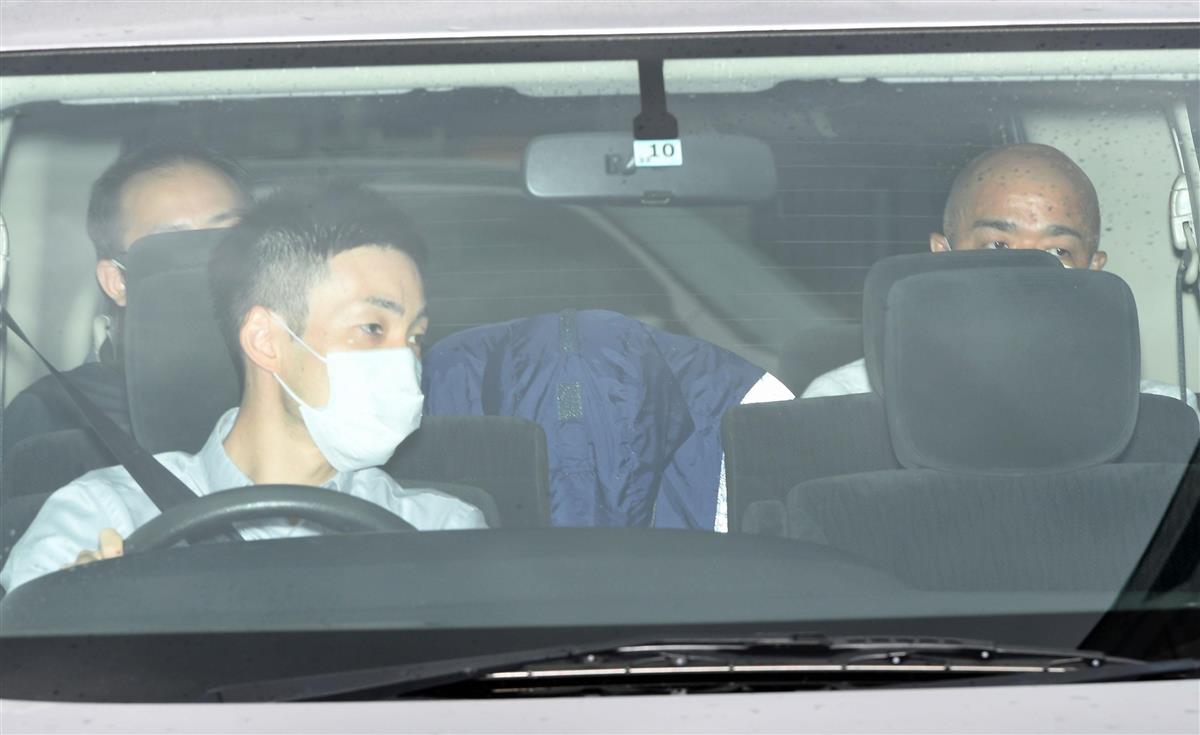 嘱託殺人容疑で送検される大久保愉一容疑者(後部中央)=7月24日、京都市上京区の京都地検(永田直也撮影)