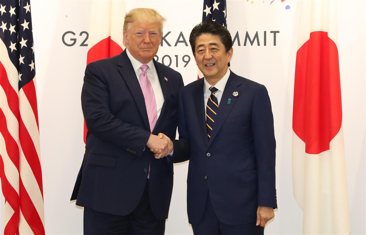 20カ国・地域(G20)首脳会議(大阪サミット) 日米首脳会談 会談の冒頭、トランプ米大統領(左)と握手を交わす安倍晋三首相 =2019年6月28日午前8時38分、大阪市住之江区のインテックス大阪 (代表撮影)