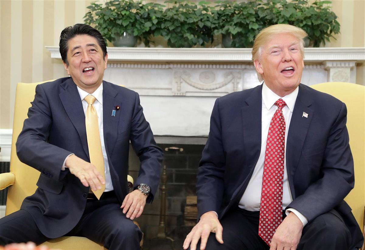 2017年2月、米ホワイトハウスで、首脳会談を前に笑顔を見せる安倍晋三首相(左)とトランプ大統領=米ワシントン(松本健吾撮影)
