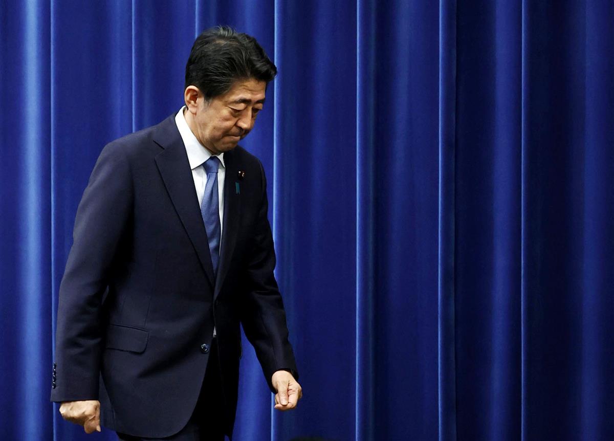 8月28日、辞任を表明した記者会見を終え、引き揚げる安倍首相=首相官邸