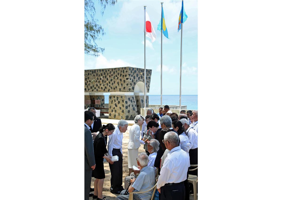 「西太平洋戦没者の碑」で拝礼後、遺族関係者らに声をかけられる天皇、皇后両陛下＝２０１５年４月、パラオ・ペリリュー島