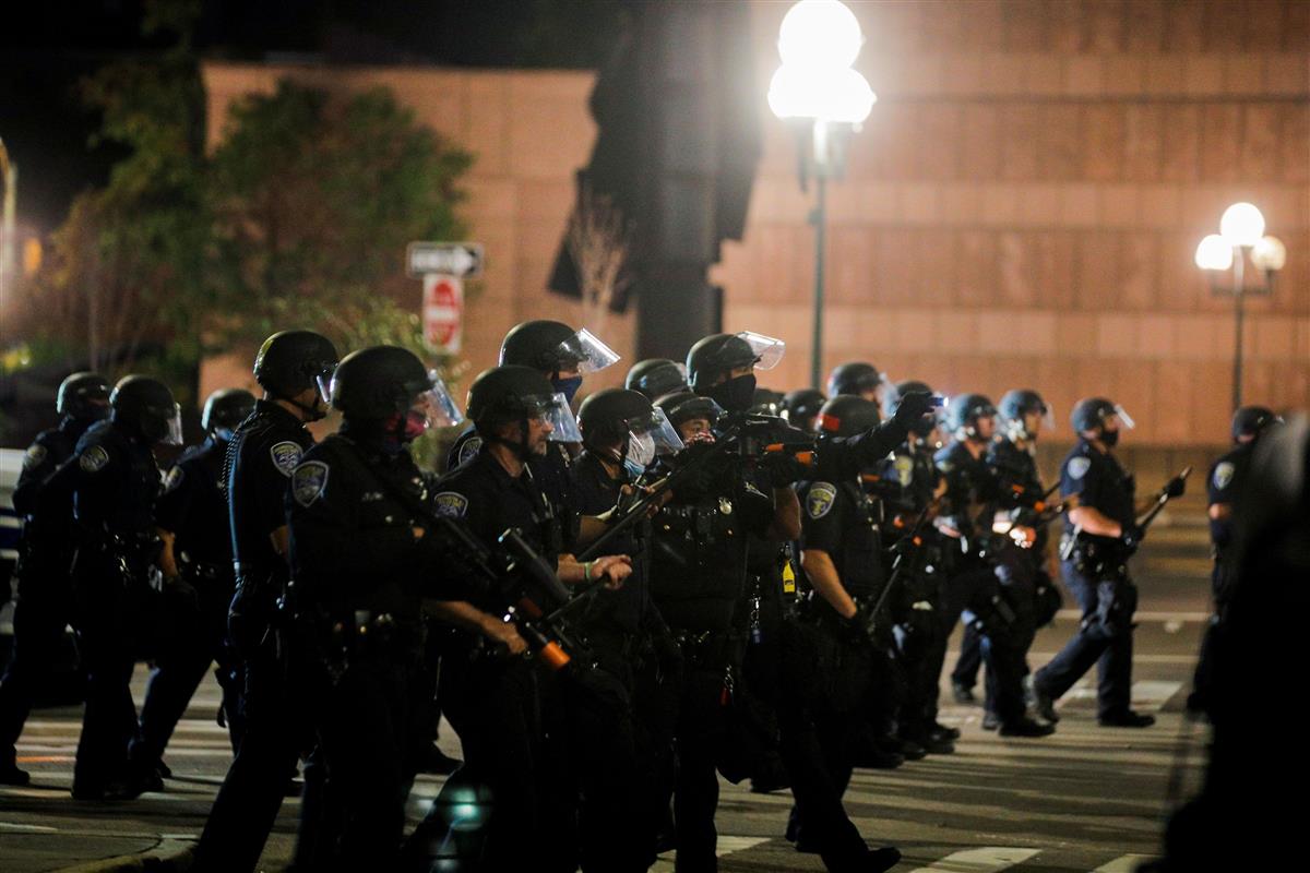 3月の黒人男性ダニエル・プルードさんの死を受けた抗議集会を警戒する警察官=4日、ニューヨーク州ロチェスター(ロイター)