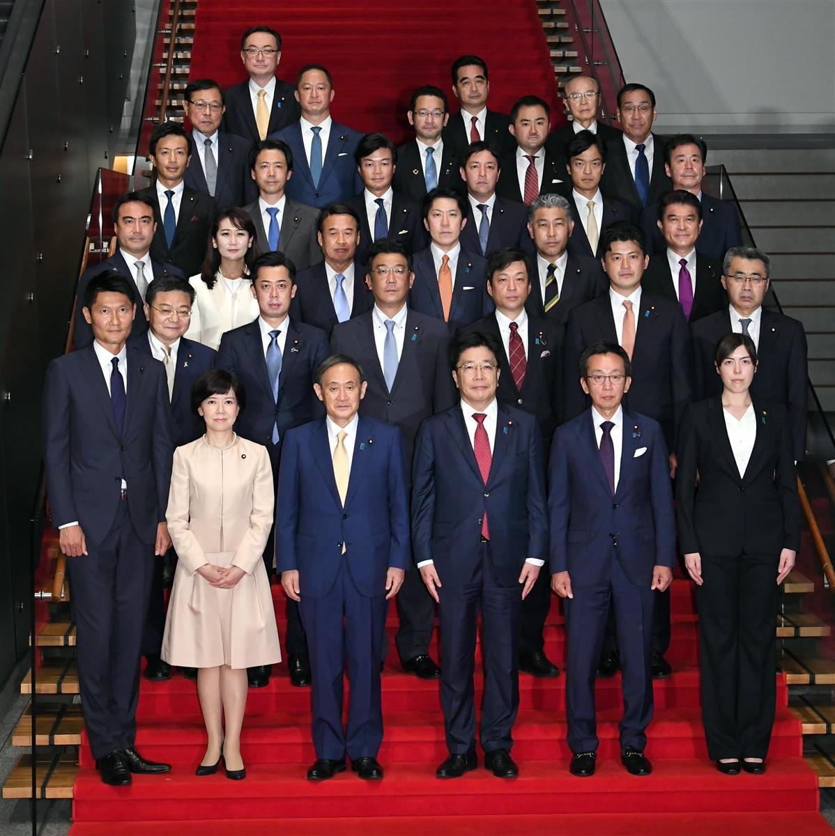 辞令交付を終え菅義偉首相(前列左から3人目)、加藤勝信官房長官(同4人目)との記念撮影に臨む菅内閣の大臣政務官ら=9月18日午後、首相官邸(鴨川一也撮影)