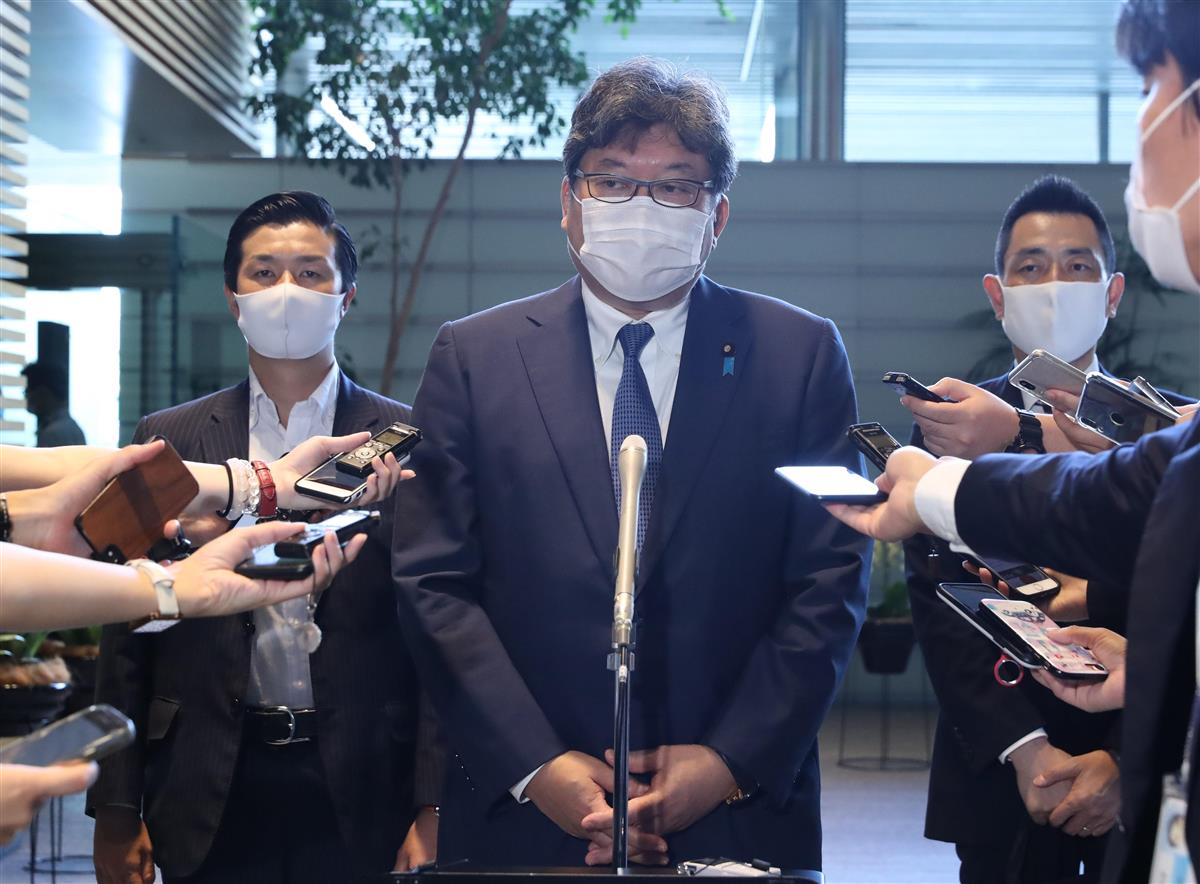 閣議後、記者団の取材に応じる萩生田光一文科相。安倍晋三前首相の私的諮問機関だった教育再生実行会議の存続について「菅義偉(すが・よしひで)首相から了解をいただいた」と明かした=9月18日、首相官邸(春名中撮影)