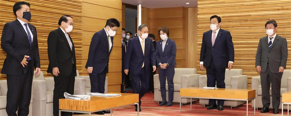 閣議に臨む菅義偉首相ら閣僚たち=10月27日午前、首相官邸(春名中撮影)