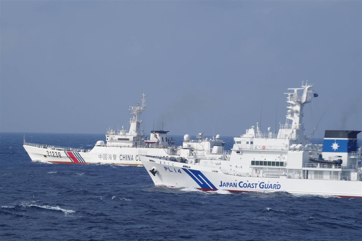 尖閣諸島周辺を航行する中国公船と並走する海上保安庁の巡視船(海上保安庁提供)
