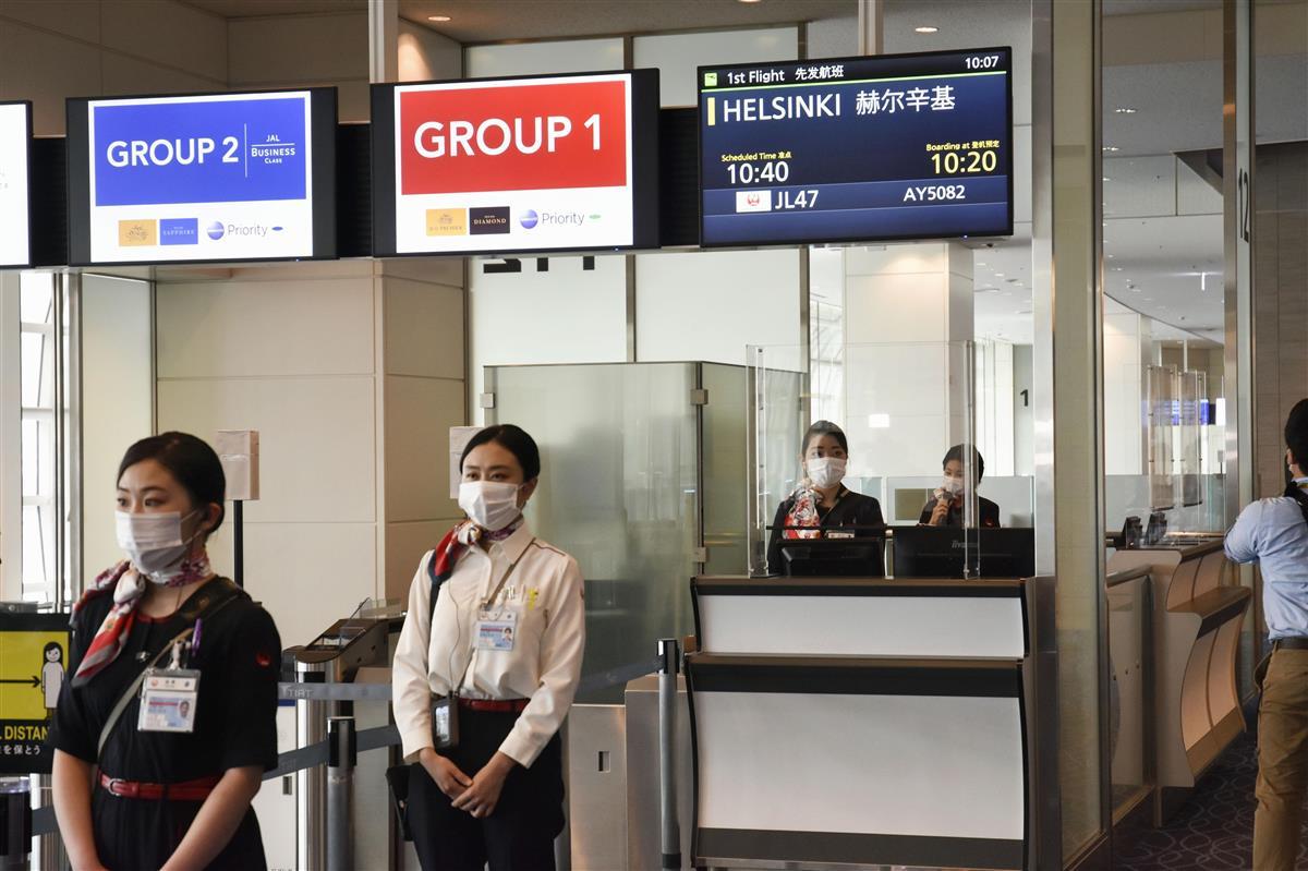 羽田空港国際線搭乗口で、ジェンダーに中立的な表現に変更された英語のアナウンスをする日本航空の地上スタッフら=1日午前