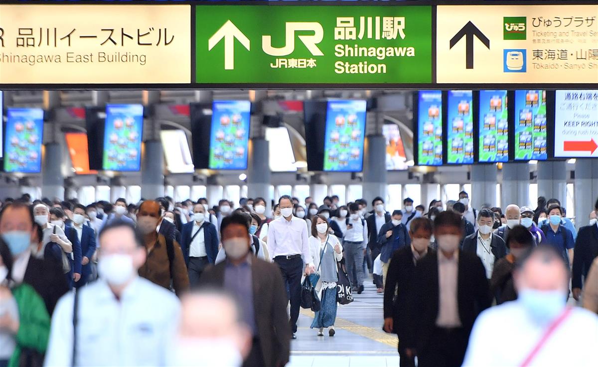 JR品川駅周辺で、マスク姿で職場に向かう人たち(宮崎瑞穂撮影)