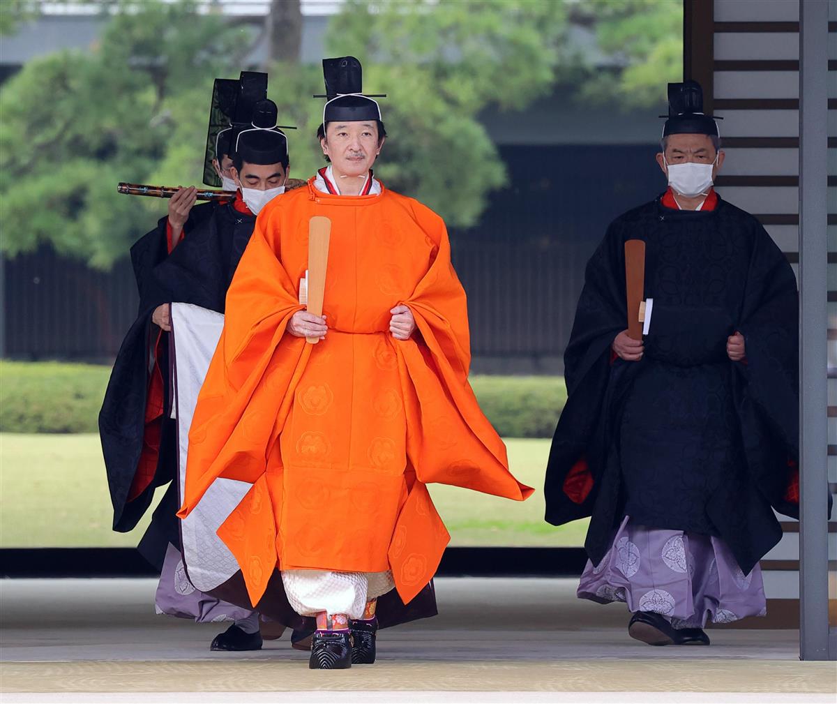 「立皇嗣宣明の儀」を終え、宮殿を出られる秋篠宮さま=8日午前11時47分、宮殿・南車寄(代表撮影)