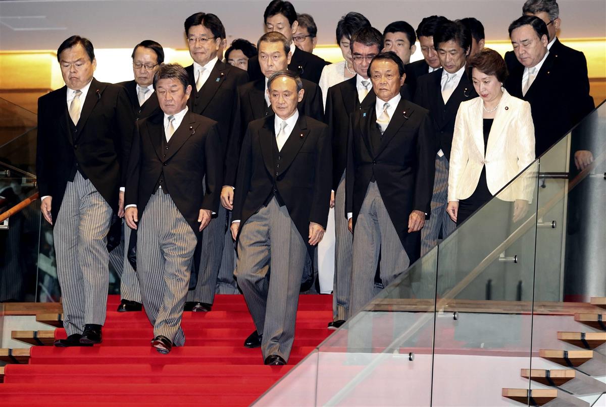 9月16日、東京の首相官邸で菅義偉首相(前列中央)率いる新内閣の発足に合わせて記念撮影に臨む閣僚ら(AP)