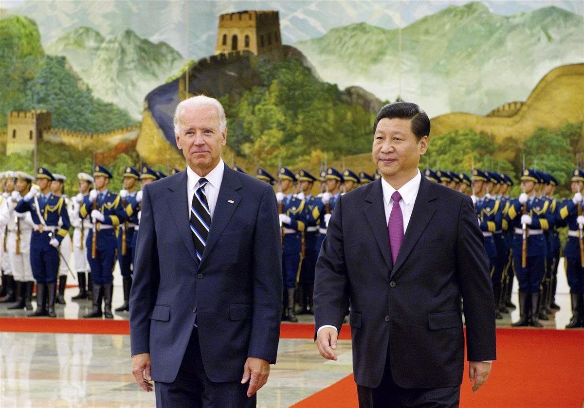 北京を訪れ、人民大会堂で歓迎式典に臨むバイデン米副大統領(当時、左)と中国の習近平国家副主席(当時)=2011年8月(新華社=共同)