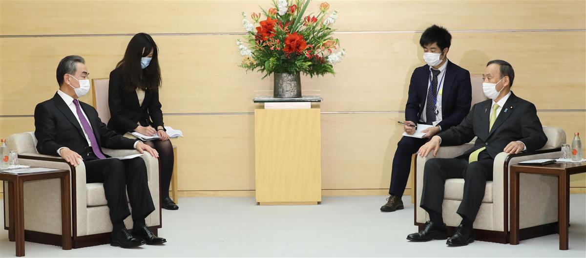 会談に臨む中国の王毅国務委員兼外相(左)と菅義偉首相=11月25日午後、首相官邸(春名中撮影)