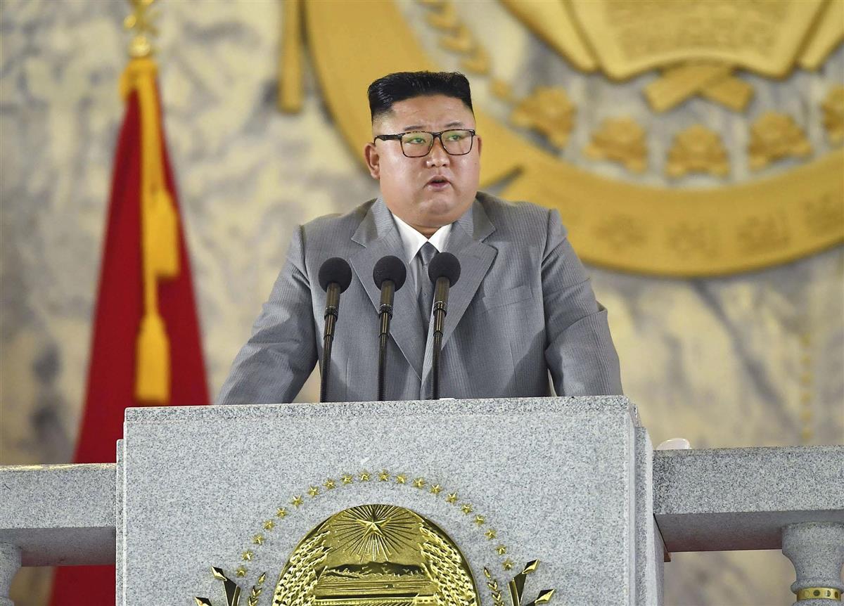 平壌の金日成広場で行われた軍事パレードで演説する金正恩朝鮮労働党委員長=10月10日(朝鮮中央通信=共同)