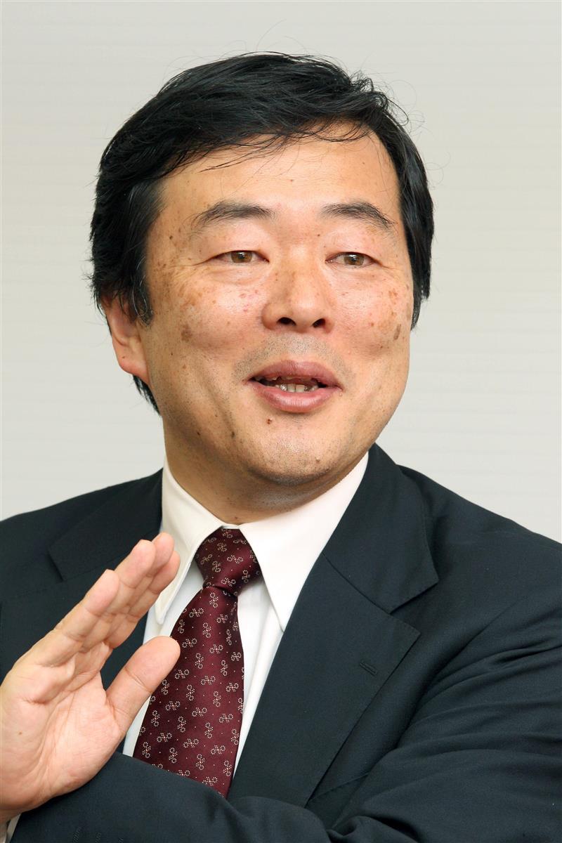RCEPの首脳会合がテレビ会議方式で開かれ、協定の署名式に出席した菅首相(左)と梶山経産相=11月15日午後、首相官邸(内閣広報室提供)