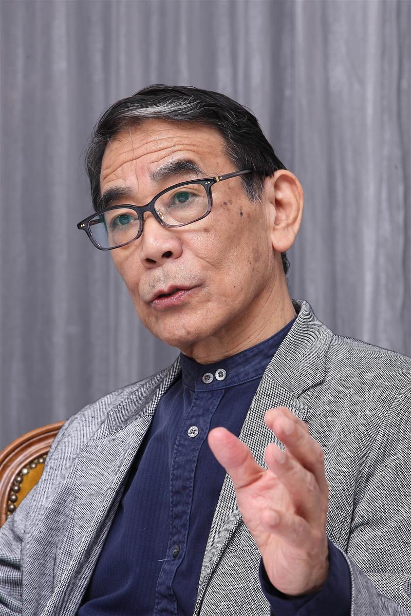 東京・新宿の歌舞伎町を行き交うマスク姿の人たち=22日夜