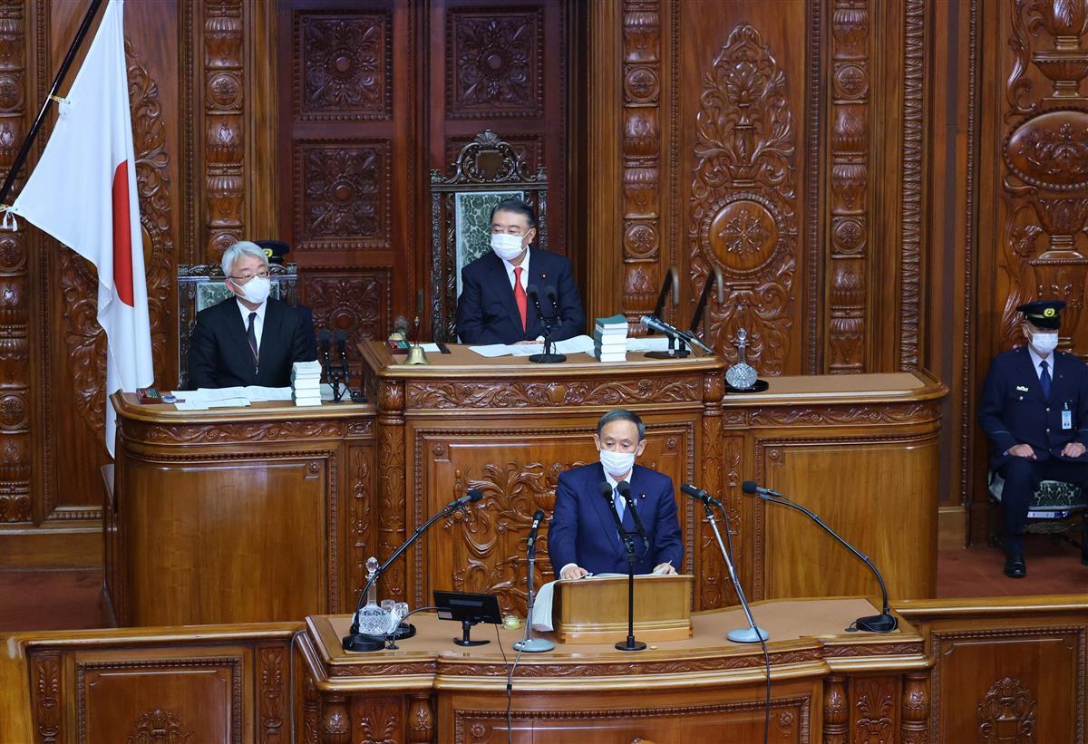 衆院本会議で就任後、初の所信表明演説を行う菅義偉首相。2050年までに温室効果ガスの排出を実質的にゼロとする“脱炭素社会実現”を宣言した=10月26日、国会(松本健吾撮影)