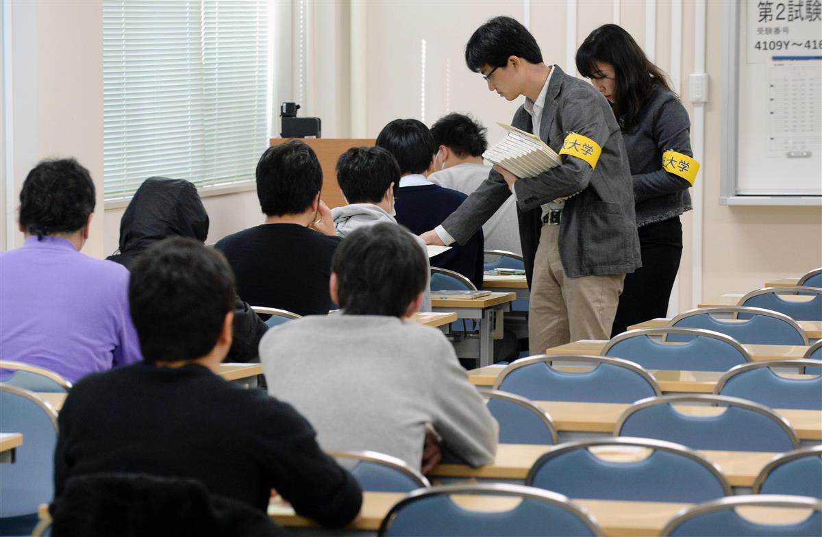 最後の大学入試センター試験に臨む受験生ら=2020年1月18日、大阪府吹田市の大阪大(須谷友郁撮影)