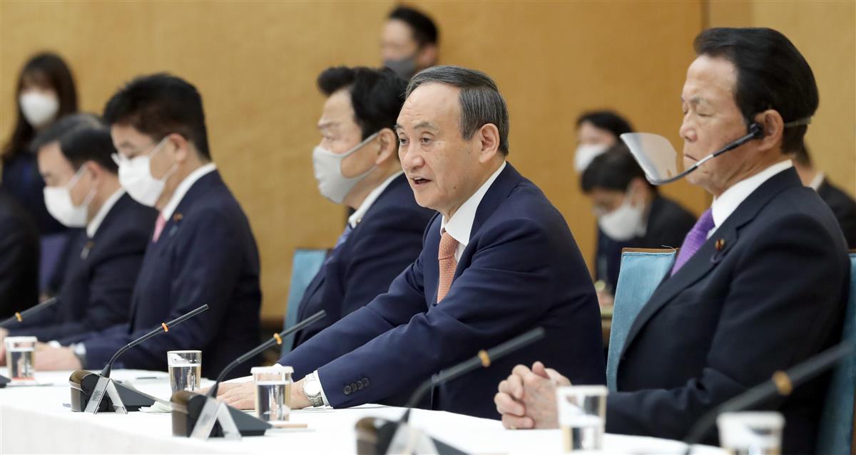 政府与野党連絡会議で発言する菅義偉首相(手前から2人目)=12日午後、首相官邸(春名中撮影)