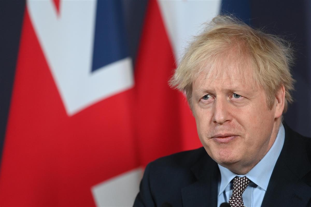 記者会見するジョンソン英首相=2020年12月24日、ロンドン(ゲッティ=共同)