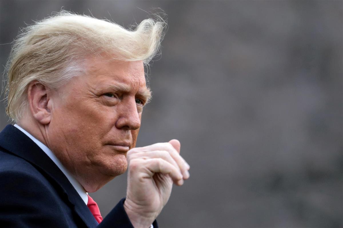 米ホワイトハウスからニューヨーク州に向かうトランプ大統領=2020年12月、ワシントン(ロイター)