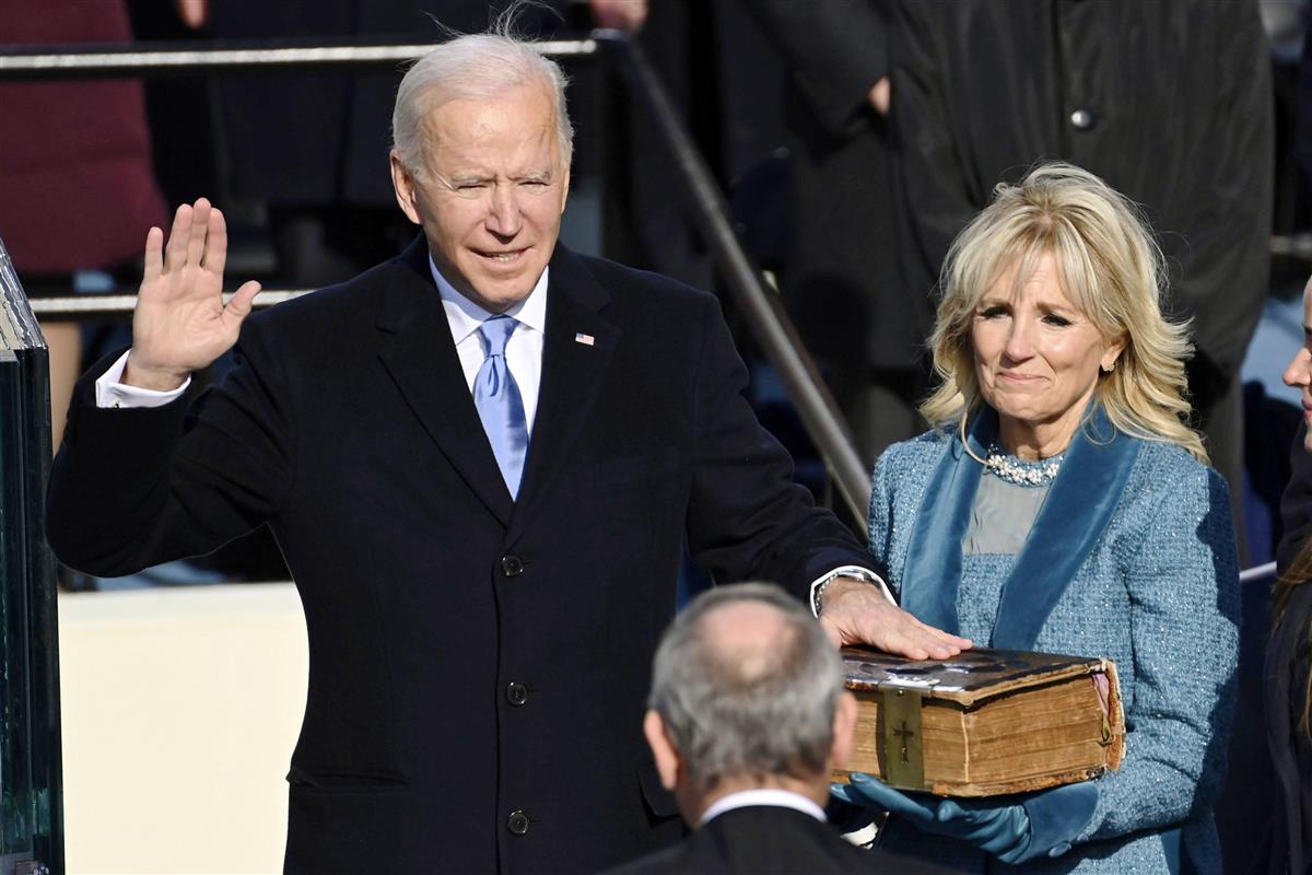 就任式で宣誓するバイデン米新大統領。右はジル夫人=1月20日、ワシントンの連邦議会議事堂(AP)