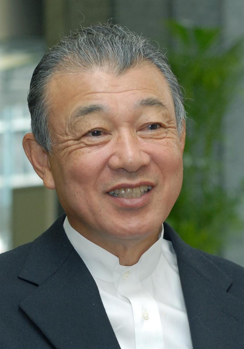 五輪マークのモニュメントと東京五輪の開会式が行われる国立競技場(奥)=東京都新宿区