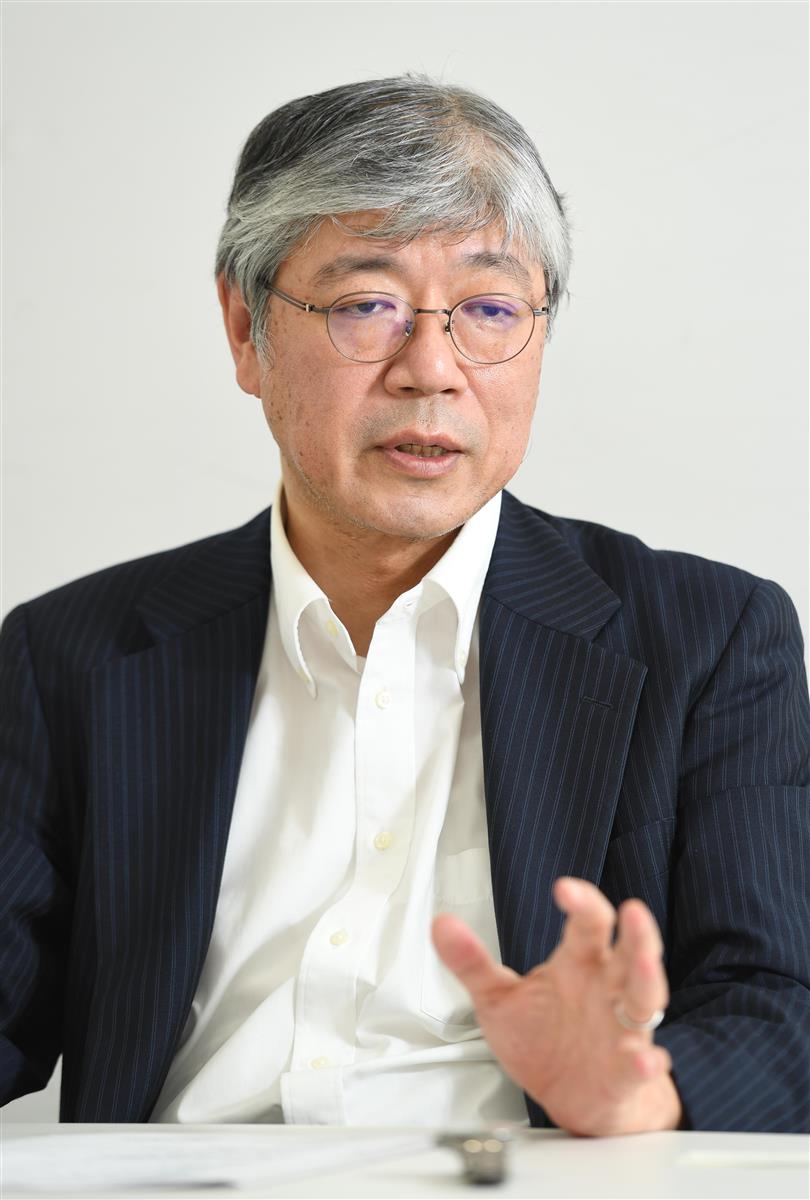夜明けを迎えた福島県双葉町から望む、東京電力福島第1原子力発電所=11日午前6時18分
